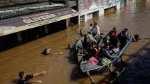 Pessoas são resgatadas após enchente em Canoas, no estado do Rio Grande do Sul, Brasil, 5 de maio de 2024 | Foto: Reuters/Amanda Perobelli