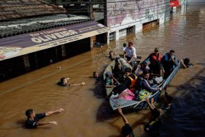 Pessoas são resgatadas após enchente em Canoas, no estado do Rio Grande do Sul, Brasil, 5 de maio de 2024 | Foto: Reuters/Amanda Perobelli