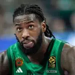 O jogador de basquete Mathias Lessort foi rapidamente levado a um hospital, onde a fratura na fíbula da perna foi confirmada | Foto: Reprodução/Redes sociais