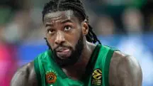 O jogador de basquete Mathias Lessort foi rapidamente levado a um hospital, onde a fratura na fíbula da perna foi confirmada | Foto: Reprodução/Redes sociais