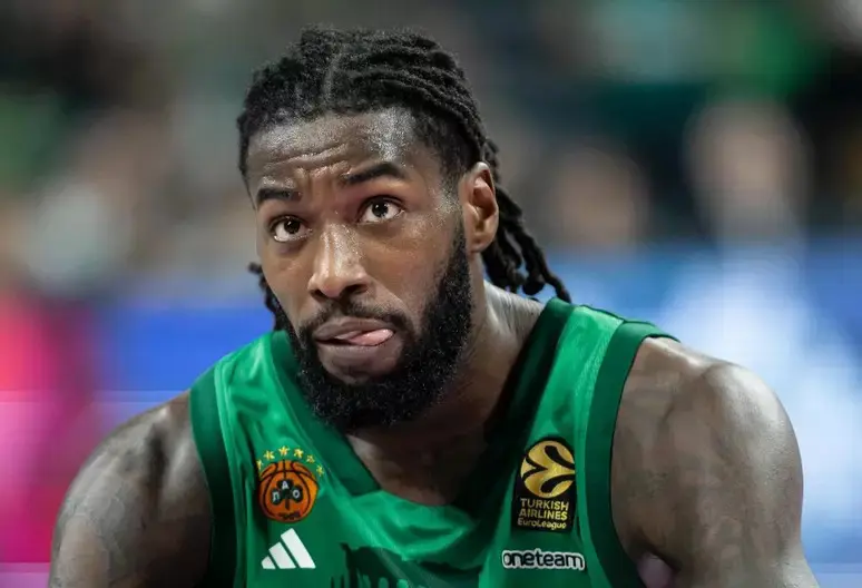 O jogador de basquete Mathias Lessort foi rapidamente levado a um hospital, onde a fratura na fíbula da perna foi confirmada | Foto: Reprodução/Redes sociais