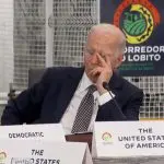 Biden cochila com a cabeça apoiada no braço; Cuba