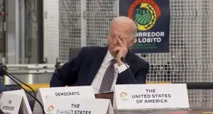 Biden cochila com a cabeça apoiada no braço; Cuba