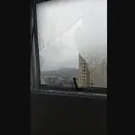 Em outro ponto, na Rua dos Flox, as janelas de um condomínio foram quebradas pelo granizo | Foto: Reprodução/Redes sociais