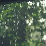 Em áreas urbanas, os temporais, embora curtos, podem causar grandes transtornos em razão da intensa quantidade de chuva e da força das rajadas de vento | Foto: Kireyonok_Yuliya/ Freepik