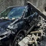Os destroços de um carro estão do lado de fora de uma casa, depois de o ciclone Chido varrer Labattoir, em Mayotte, na França - 15/12/2024 | Foto: Chafion Madi/Reuters