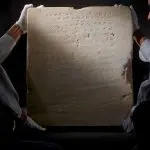 Acredita-se que a pedra dos Dez Mandamentos, de 52 kg, foi lapidada entre os anos 300 e 800 d.C., durante o período romano bizantino | Foto: Reprodução/Twitter/X/@win_noticias