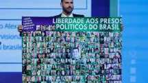 Durante conferência conservadora em Buenos Aires, na Argentina, Eduardo Bolsonaro (PL) mostra cartaz com imagens dos manifestantes que estaria sendo tratados como terroristas pelo STF | Foto: Reprodução/Redes sociais