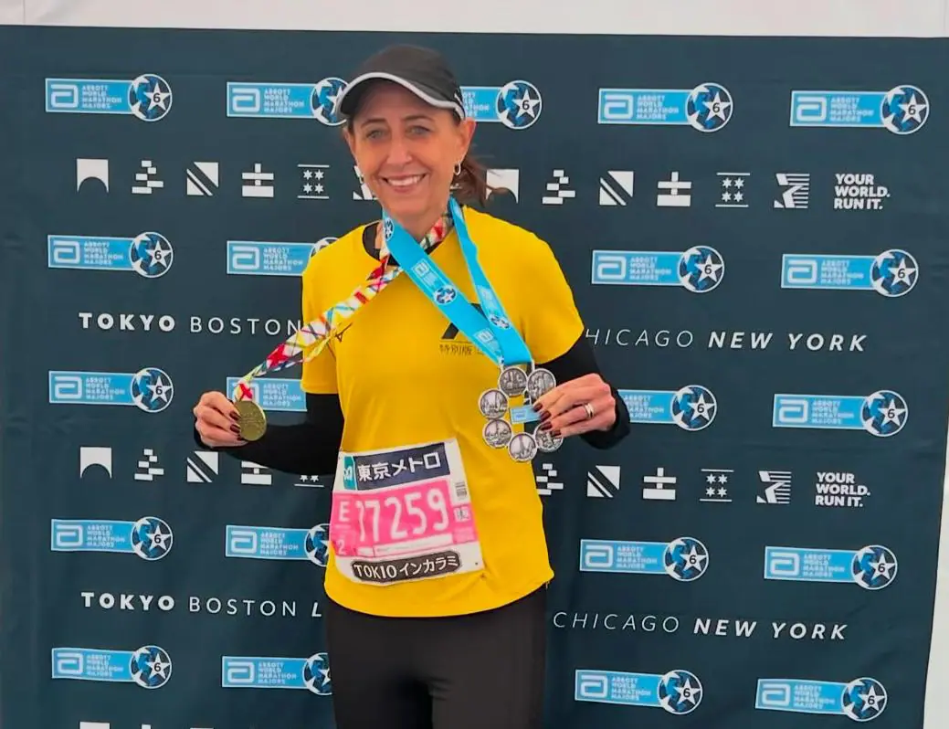 Cristina Palmaka, depois de mais uma maratona internacional: 'Enquanto corro, eu resolvo problemas e encontro soluções que não havia pensado' | Foto: Reprodução/Instagram