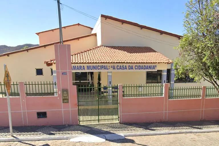 Fachada da Câmara Municipal de Oliveira dos Brejinhos, na Bahia - Reprodução/Google Maps
