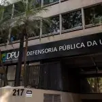 Fachada da Defensoria Pública da União; racistas