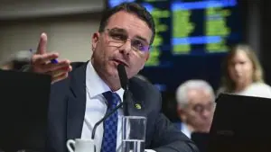 Flávio Bolsonaro (PL/RJ) descarta sugestão de Ciro Nogueira (PP/PB) e diz que pretende permanecer no Congresso como senador | Foto: Flávio Bolsonaro (foto) disse que pretende concorrer à reeleição no Senado em 2026 Andressa Anholete/Agência Senado