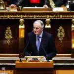 A destituição do primeiro-ministro da França, Michel Barnier, foi aprovada por 331 dos 577 parlamentares | Foto: Reprodução/Twitter/X