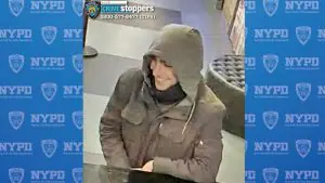 Ele dispara contra o CEO, e o atinge na panturrilha e nas costas | Foto: Reprodução/NYPD