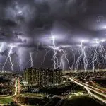A captura da tempestade elétrica foi feita na noite da última sexta-feira, 13; raios distrito federal