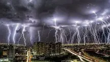 A captura da tempestade elétrica foi feita na noite da última sexta-feira, 13; raios distrito federal