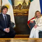 O presidente argentino Javier Milei e a primeira-ministra da Itália, Geogia Meloni, durante encontro em fevereiro deste ano: acordos comerciais vivem novos impasse | Foto: Reprodução/Twitter/X
