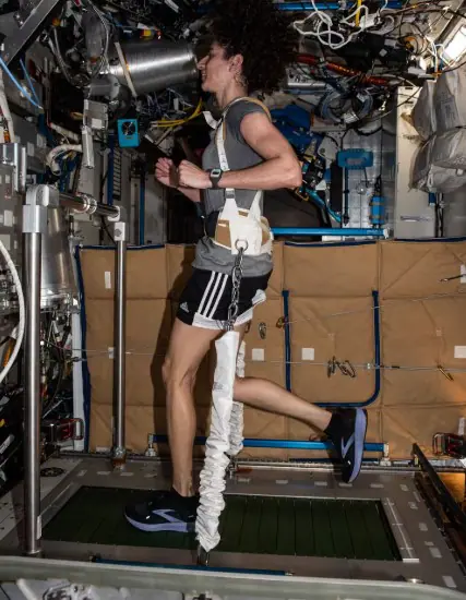 Jasmin Moghbeli corre no sistema de esteira T2 na Estação Espacial | Foto: Divulgação/Nasa
