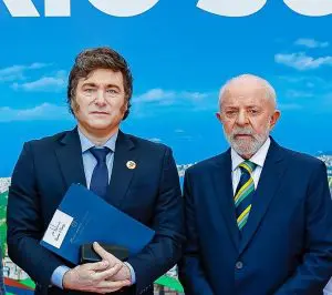 Javier Milei, presidente da Argentina, e Luiz Inácio Lula da Silva, presidente do Brasil, na Cúpula do G20, no Rio de Janeiro. O Estadão comparou a ação dos dois líderes na economia de seus países