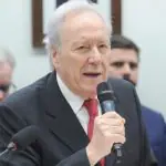 Ricardo Lewandowski segura microfone em audiência na Câmara
