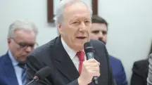 Ricardo Lewandowski segura microfone em audiência na Câmara