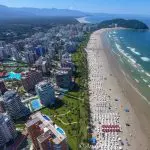 Orla marítima de Guarujá: um dos principais pontos de atenção das autoridades públicas de São Paulo | Foto: Reprodução/Twitter/X