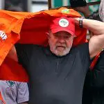 Lula com a jaqueta da Petrobras