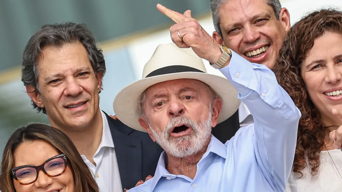 O ministro da Justiça, Ricardo Lewandowski, presenteou o presidente com um chapéu Panamá, similar ao que Lula começou a usar depois de uma cirurgia, para cobrir os curativos, como ele próprio mencionou | Foto: Marcelo Camargo/Agência Brasil