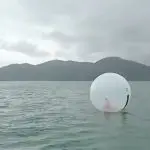 Menino foi resgatado de boia que deve ter se desprendido de algum brinquedo na praia; receio de afogamento, segundo marinheiro | Foto: Reprodução/Redes sociais