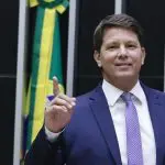 Mário Frias critica lei que proíbe celulares nas escolas paulistas
