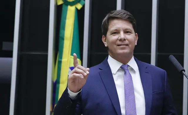 Mário Frias critica lei que proíbe celulares nas escolas paulistas