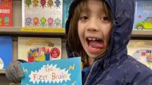 Noah Faria, autor de Mente Borbulhante, tem 8 anos e mora na Inglaterra | Foto: Reprodução/Redes sociais