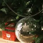 Classificada como uma prática religiosa desviada, a decisão de cancelar o Natal fazia parte de reformas moralizantes que visavam a regular e reformar tanto as práticas religiosas quanto os costumes sociais da época | Foto: Reprodução/Pexels