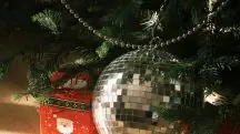 Classificada como uma prática religiosa desviada, a decisão de cancelar o Natal fazia parte de reformas moralizantes que visavam a regular e reformar tanto as práticas religiosas quanto os costumes sociais da época | Foto: Reprodução/Pexels