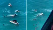 Imagens aéreas mostram a embarcação submersa no mar de Maragogi e voluntários tentando fazer o resgate: 47 passageiros e 3 tripulantes a bordo | Foto: Departamento Estadual de Aviação/AL