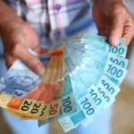 Notas da moeda brasileira, o real, em alusão à matéria sobre o salário mínimo do Brasil para 2025