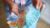 Notas da moeda brasileira, o real, em alusão à matéria sobre o salário mínimo do Brasil para 2025