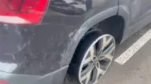 Os agentes da PRF encontraram pó no banco do motorista e no assoalho, próximo aos pedais. Isso confirmou o relato do condutor | Foto: Divulgação/PRF