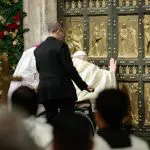 Papa Francisco abre a Porta Santa para o Jubileu na Basílica de São Pedro | Foto: Remo Casilli/Reuters
