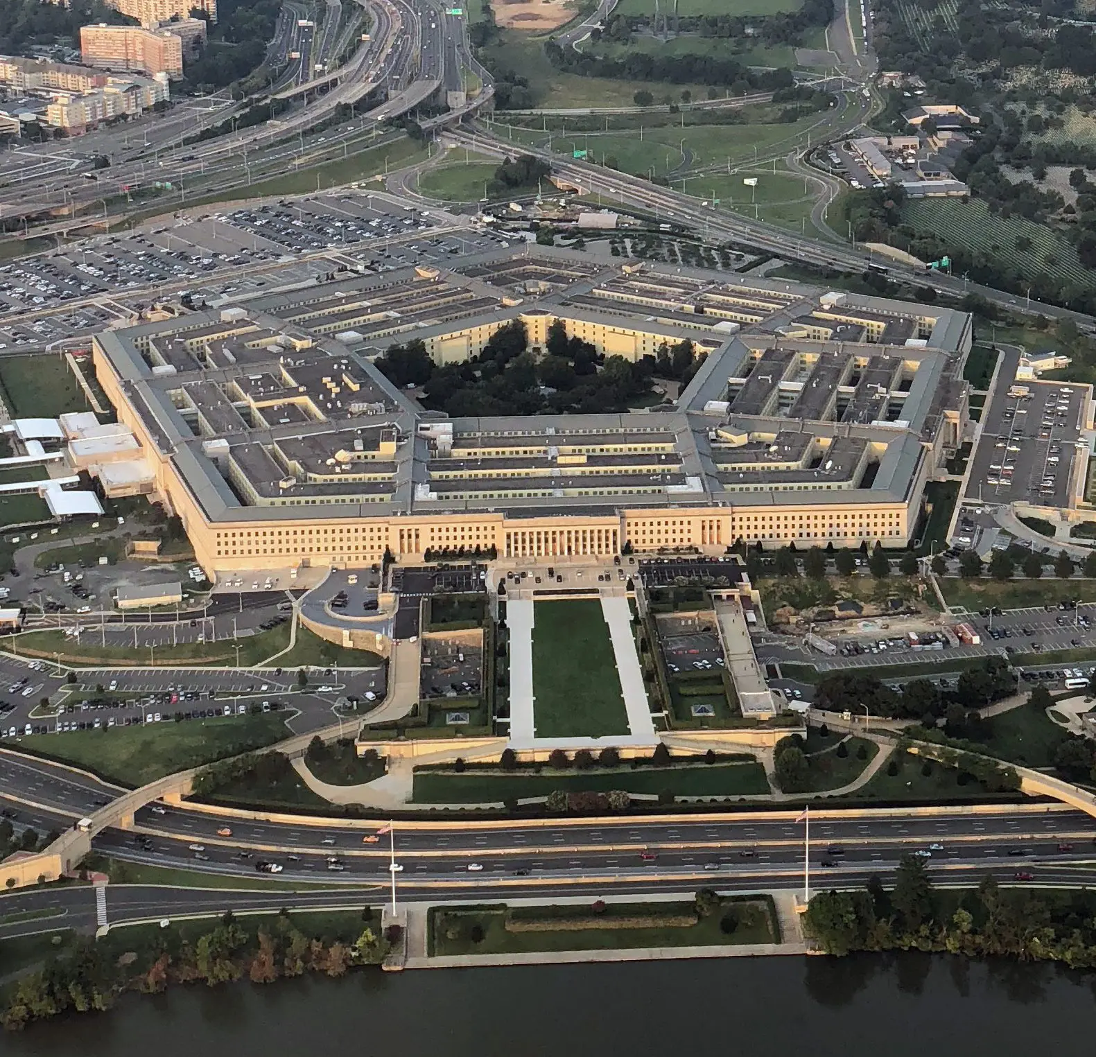 Ex-oficial do Pentágono fala sobre artefatos alienígenas