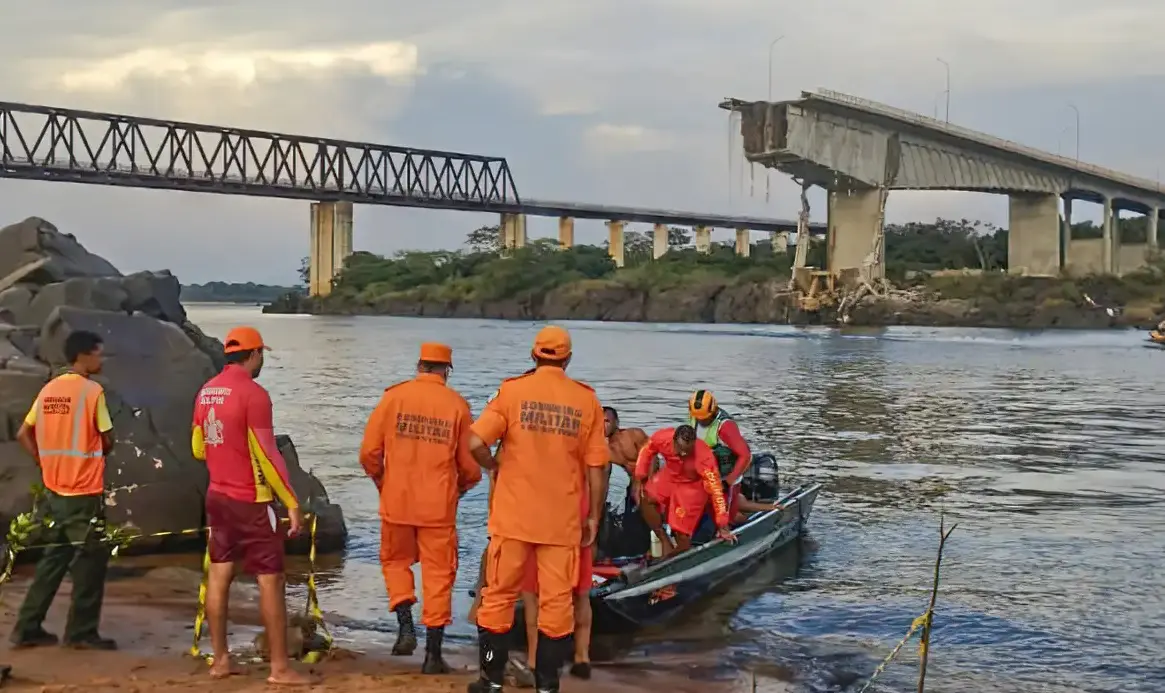 A ANA começou imediatamente a coleta de amostras de água em cinco pontos distintos ao longo do Rio Tocantins, desde a barragem da Usina Hidrelétrica de Estreito até a cidade de Imperatriz, próxima ao local do colapso da ponte | Foto: Divulgação/Prefeitura de Estreito