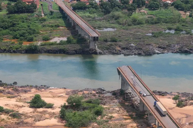Depois do desabamento, três caminhões, três motocicletas e um carro de passeio caíram no rio | Foto: Divulgação/Ministério dos Transportes