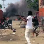 Homem mascarado com metralhadora em Porto Príncipe, no Haiti
