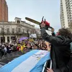Presidente da Argentina, Javier Milei, com uma motosserra na mão, em alusão a seus cortes de gastos