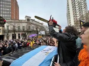 Presidente da Argentina, Javier Milei, com uma motosserra na mão, em alusão a seus cortes de gastos