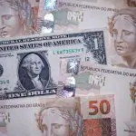 Notas de Real e Dólar | REUTERS/Amanda Perobelli/Illustration