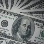 No último pregão de 2024, dólar caiu 0,22%, cotada a R$ 6,1797 | Foto: Reprodução/Freepik