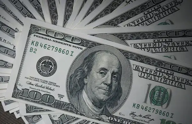 No último pregão de 2024, dólar caiu 0,22%, cotada a R$ 6,1797 | Foto: Reprodução/Freepik