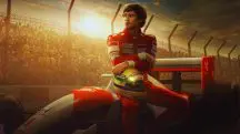 Uma das séries que marcaram foi Senna, protagonizada por Gabriel Leone. A obra destacou-se ao recriar com precisão as corridas do piloto brasileiro | Foto: Divulgação/Netflix