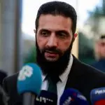 Ahmed al-Sharaa, em conversa com a imprensa, durante uma reunião com o ministro de Estado do Catar, Mohammed bin Abdulaziz Al-Khulaifi, depois da deposição de Bashar al-Assad da Síria, em Damasco - 23/12/2024 | Foto: Ammar Awad/Reuters